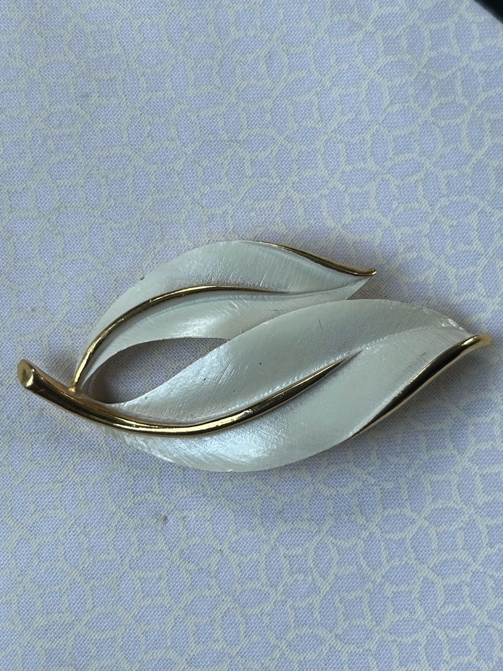 Vintage Sarah Coventry Elegant White and Gold Leaf Brooch